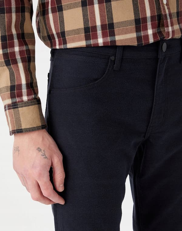 Wrangler GREENSBORO mustat mustat kangashousut W33 L34