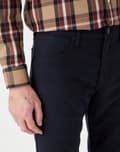 Pikkukuva 6 / 7: Wrangler GREENSBORO mustat mustat kangashousut W33 L34