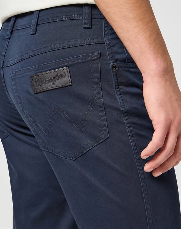 Wrangler TEXAS SLIM Mörkblå MARINBLA TYGBYXOR W33 L30