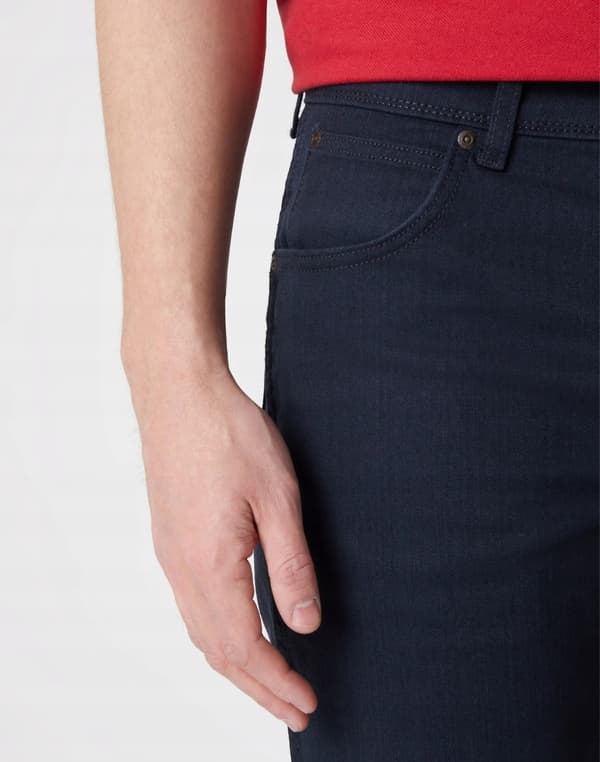Wrangler REGULAR Marinblå SLITSTARK JEANS KLASSISK MARINBLÅ DENIM W46 L32