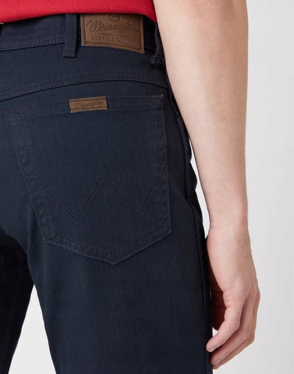 Wrangler REGULAR Marinblå SLITSTARK JEANS KLASSISK MARINBLÅ DENIM W46 L32