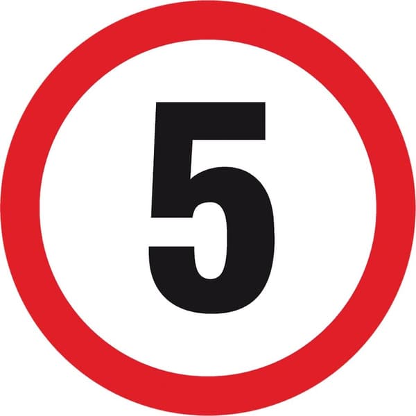 Skylt på interna vägar "Hastighetsbegränsning 5 km/h"