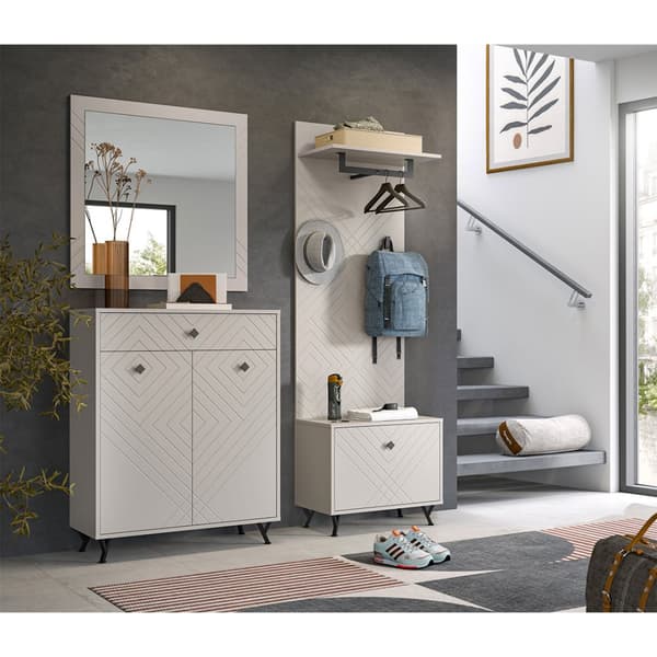 Notes garderobe oppstilling matt beige.