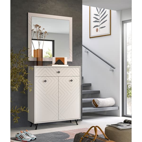 Notes garderobe oppstilling matt beige.