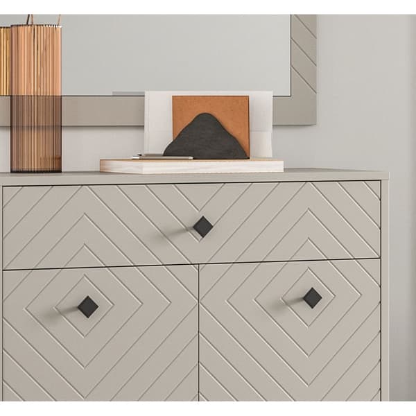 Notes garderobe oppstilling matt beige.