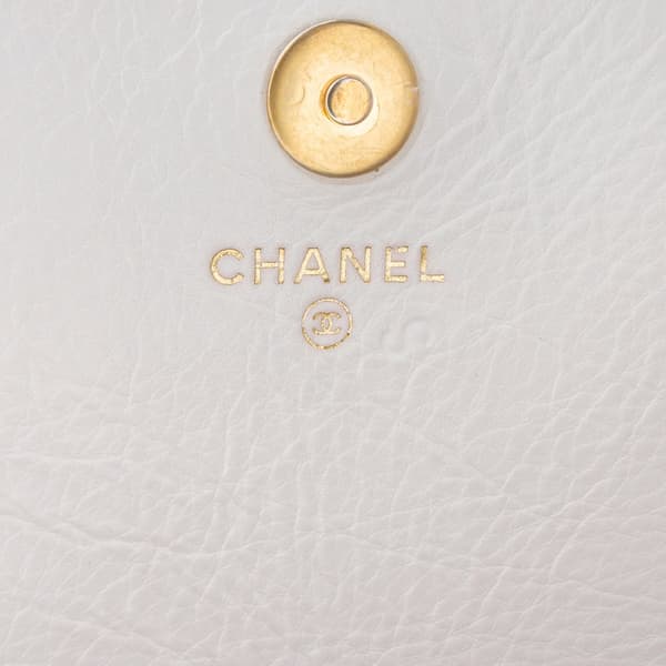Pre-owned Chanel Quilted Calfskin Logo Enchained Clutch White