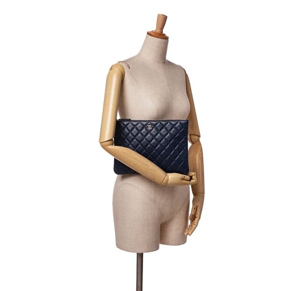 Pre-owned Chanel Medium Quilted Lambskin O Case Clutch Blue