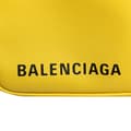Miniatyrbild 9 av 10: Pre-owned Balenciaga Leather Triangle Clutch M Yellow
