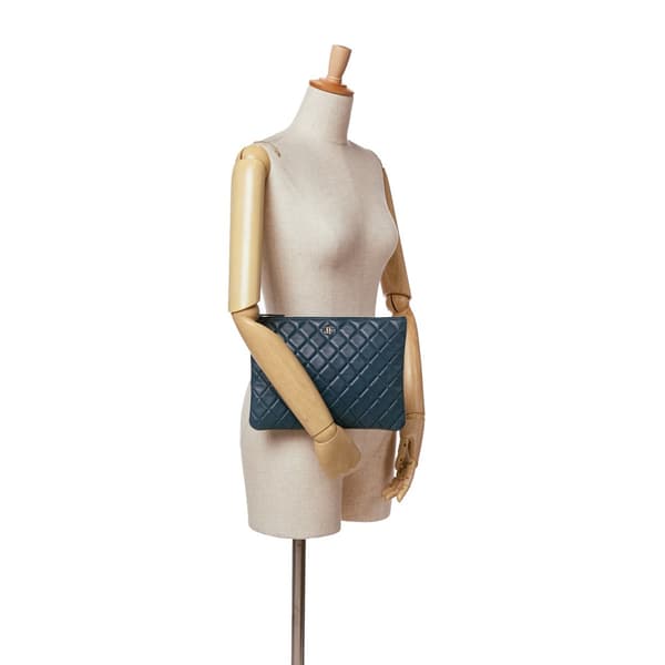 Pre-owned Chanel Medium Quilted Lambskin O Case Clutch Blue