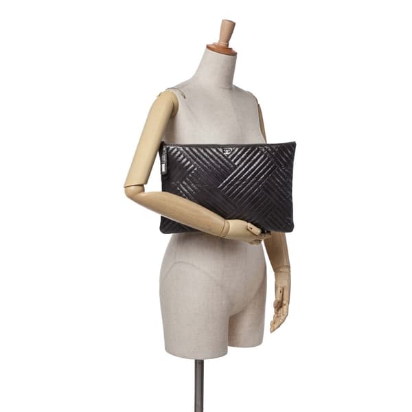 Pre-owned Chanel Large CC Distressed Quilted Patent Chevron Crossing O Case Gray