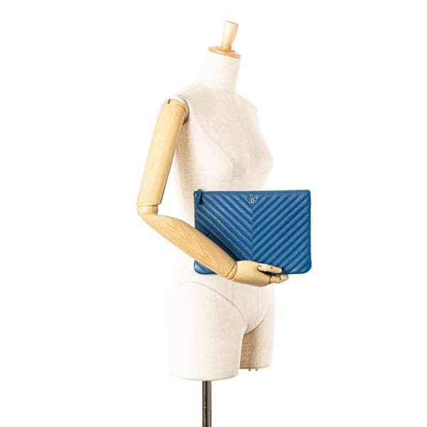 Pre-owned Chanel Medium CC Chevron Caviar O Case Clutch Blue
