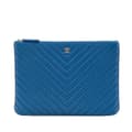 Pikkukuva 1 / 8: Pre-owned Chanel Medium CC Chevron Caviar O Case Clutch Blue