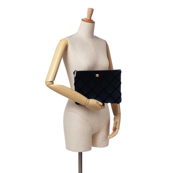 Pre-owned Chanel CC Medium Quilted Velvet Cosmetic Case Blue