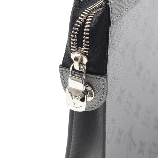 Pre-owned Louis Vuitton Monogram Taigarama Pochette Voyage MM Gray