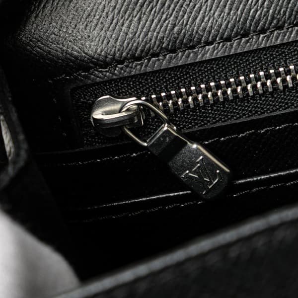 Pre-owned Louis Vuitton Taiga Selenga Black