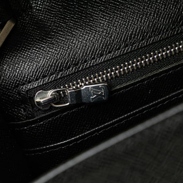 Pre-owned Louis Vuitton Taiga Selenga Black