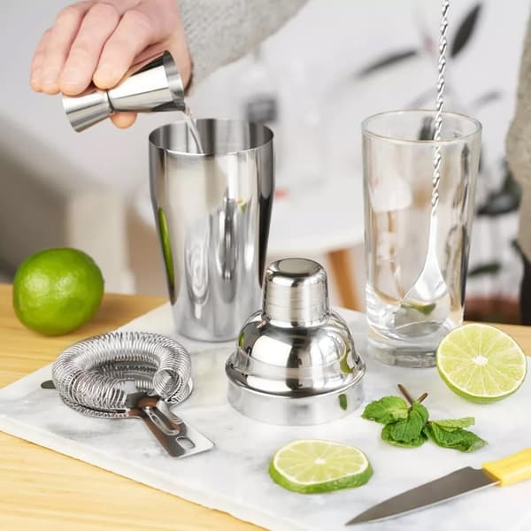 5-osainen ruostumattomasta teräksestä valmistettu cocktailsetti, jossa ravistin, siivilä, lusikka, mittalusikka ja jääpihdit, kotibaarisetti