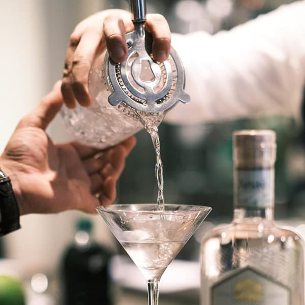 5-osainen ruostumattomasta teräksestä valmistettu cocktailsetti, jossa ravistin, siivilä, lusikka, mittalusikka ja jääpihdit, kotibaarisetti