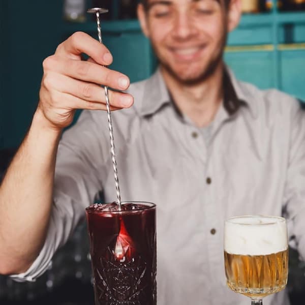 5-osainen ruostumattomasta teräksestä valmistettu cocktailsetti, jossa ravistin, siivilä, lusikka, mittalusikka ja jääpihdit, kotibaarisetti