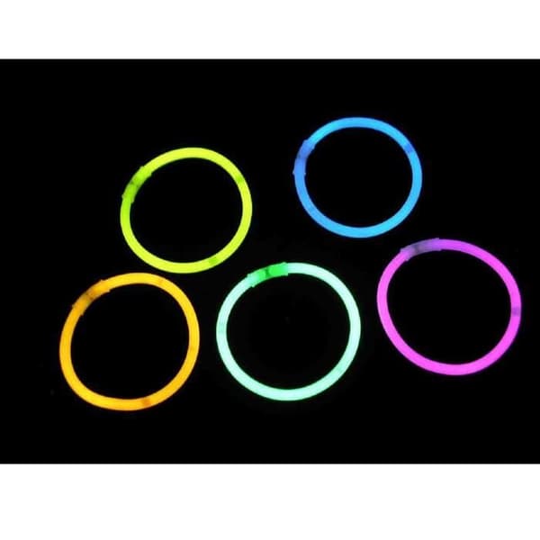 Parti med 100 glödande pinnar med neonarmband