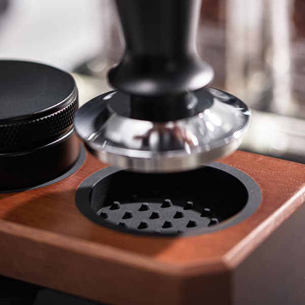 INF Massivt træ kaffe tamper station med skuffe Lysebrun