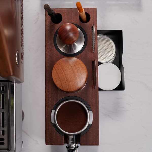 INF Massivt træ kaffe tamper station med skuffe Lysebrun