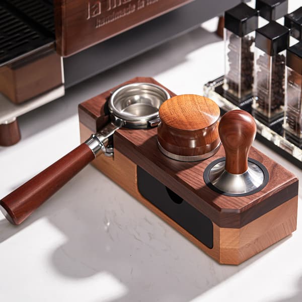 INF Kaffepuckstation i massivt trä med låda kaffe