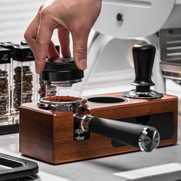 INF Kaffepuckstation i massivt trä med låda kaffe