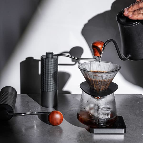 INF CNC Stålkjerne Håndkaffekvern - Trehåndtak Svart Sort