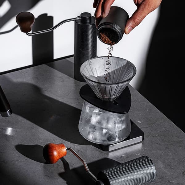 INF CNC Stålkjerne Håndkaffekvern - Trehåndtak Svart Sort