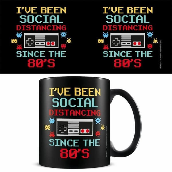 Pyramid International Social distansering sedan 80-talet Mug
