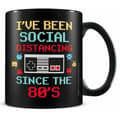 Miniatyrbild 1 av 2: Pyramid International Social distansering sedan 80-talet Mug