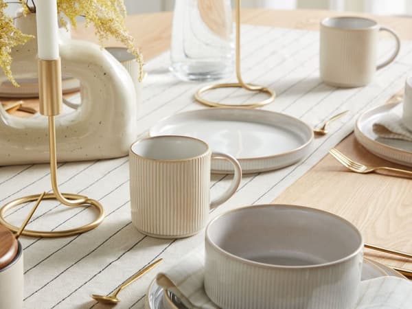Set med 4 Muggar Ljusbeige Stengods Kaolin Handgjord Reaktiv Glasyr Finish Kök Matsal