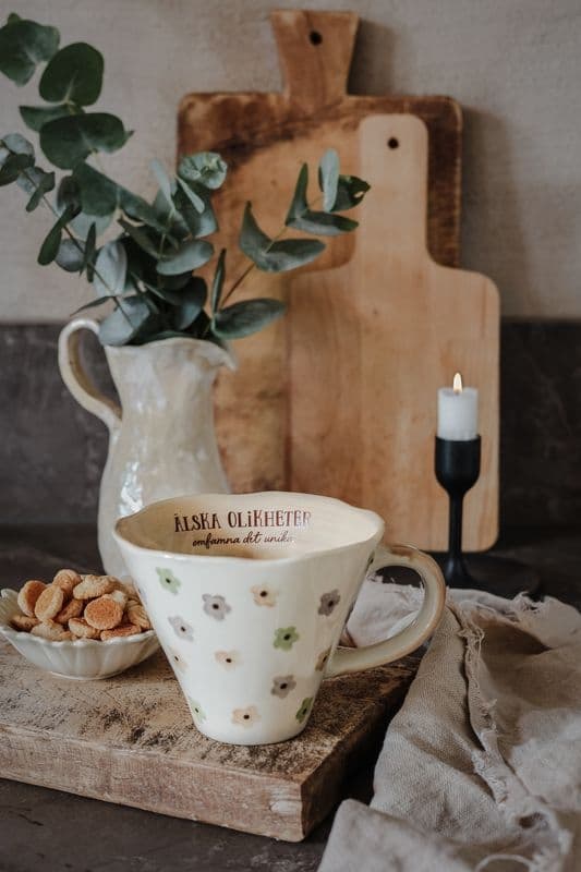 Majas Cottage Mugg Älska olikheter Omfamna det unika