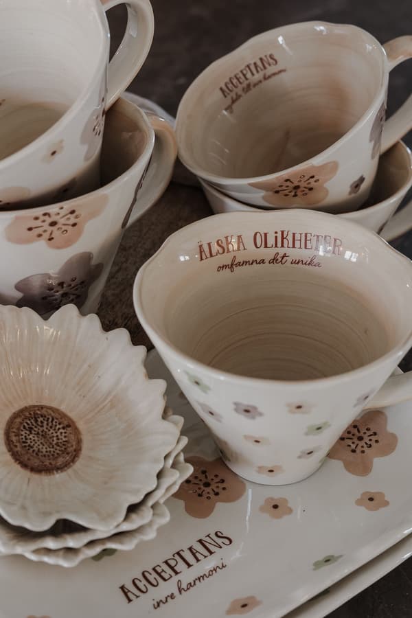 Majas Cottage Mugg Älska olikheter Omfamna det unika