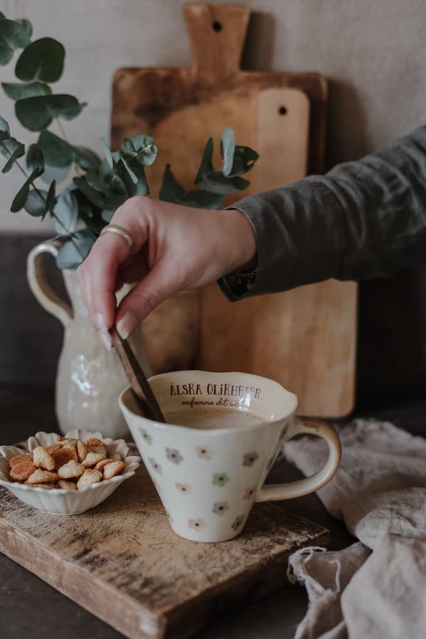 Majas Cottage Mugg Älska olikheter Omfamna det unika