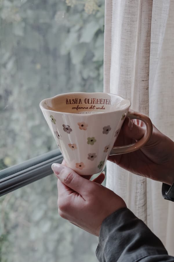 Majas Cottage Mugg Älska olikheter Omfamna det unika