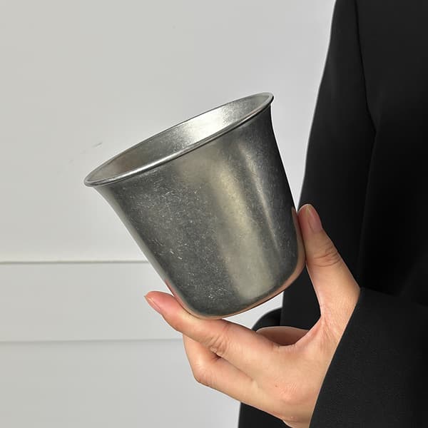Maalaismainen metallimuki - kestävä ja tyylikäs juomasäiliö