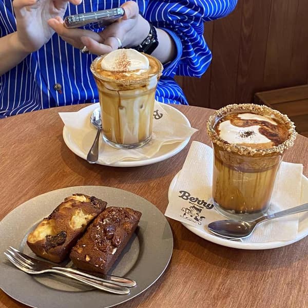 Iskaffeglas med flødeskum - perfekt til kølige kaffedrikke