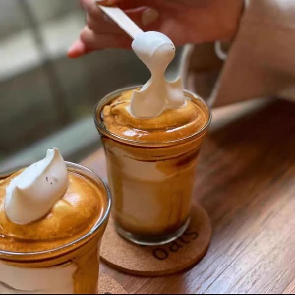 Iskaffeglas med flødeskum - perfekt til kølige kaffedrikke