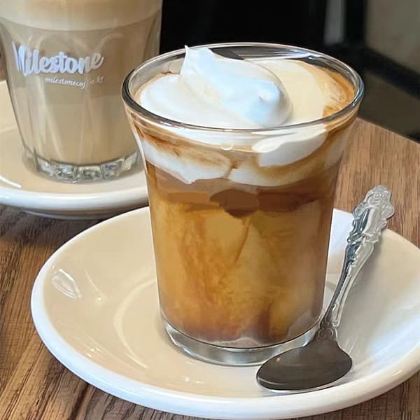 Iskaffeglas med flødeskum - perfekt til kølige kaffedrikke