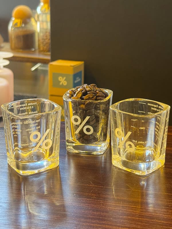 Espresso shottilasi "%"-merkillä - täydellinen kahvitiivisteille
