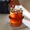 Miniatyrbillede 3 af 4: Elegant dobbeltvægget glas til iste - perfekt til køling af drikkevarer