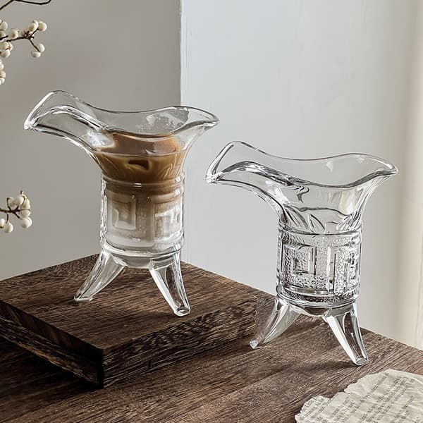 Glas i retrostil med form som en trefotad jadebägare, kreativ dryckesbehållare
