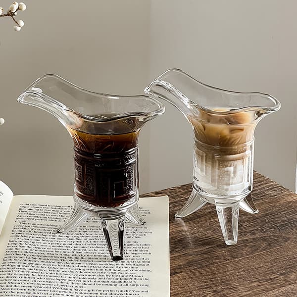 Glas i retrostil med form som en trefotad jadebägare, kreativ dryckesbehållare