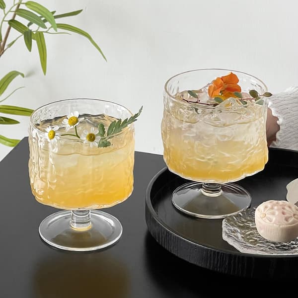 Glas med hammermønster og fod, raffineret drikkekop med en dejlig fornemmelse