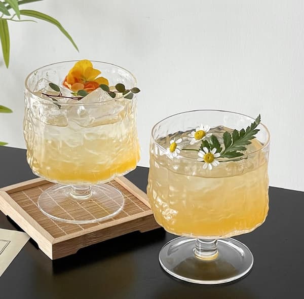 Glas med hammermønster og fod, raffineret drikkekop med en dejlig fornemmelse