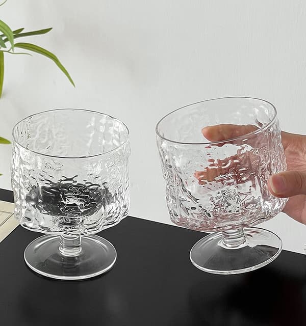 Glas med hammermønster og fod, raffineret drikkekop med en dejlig fornemmelse