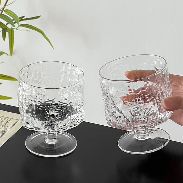 Glas med hammermønster og fod, raffineret drikkekop med en dejlig fornemmelse