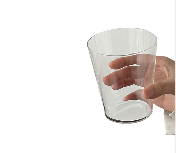 Enkelt gennemsigtigt glasbæger